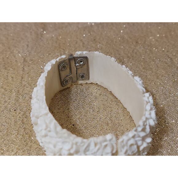 Vintage Faux Ivory Floral Celluloid Hinged Cuff Bracelet & Clip On Earrings - Picture 14 of 16